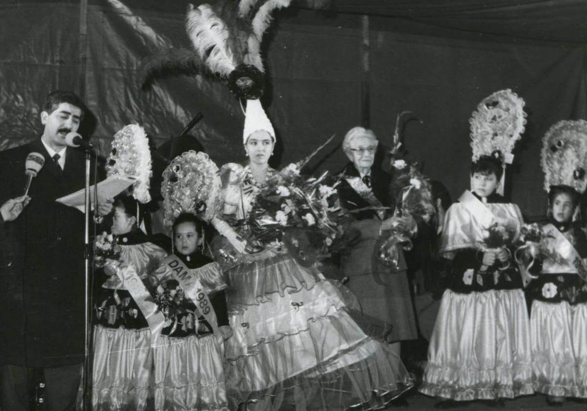 Silvia González, reina del Carnaval de Labradores en febrero del 1989 junto a los ganadores de otras categorías.