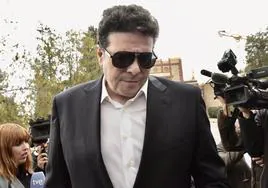 Carlos Cánovas, exmarido de la actriz, en el funeral.