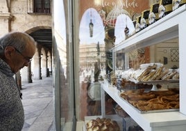 Un salmantino observa algunos de los dulces más típicos de la Semana Santa salmantina.