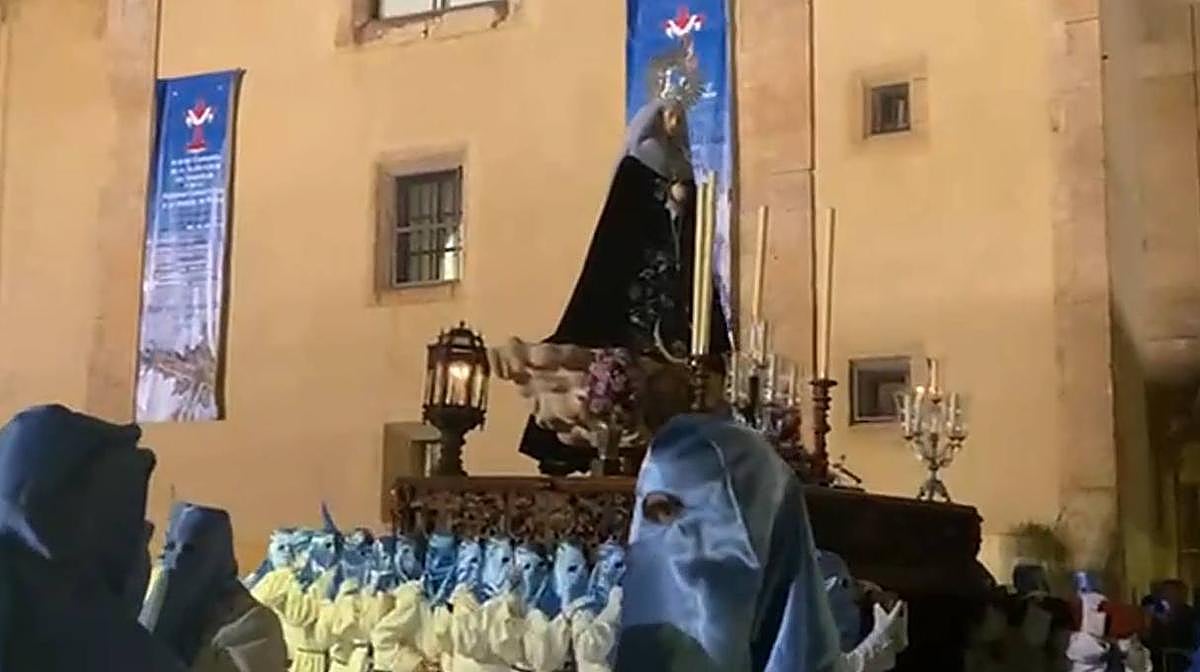 El silencio a la salida del Cristo de los Doctrinos emociona a centenares de fieles y devotos