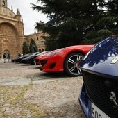 Ferraris situados en la plaza Concilio de Trento este martes