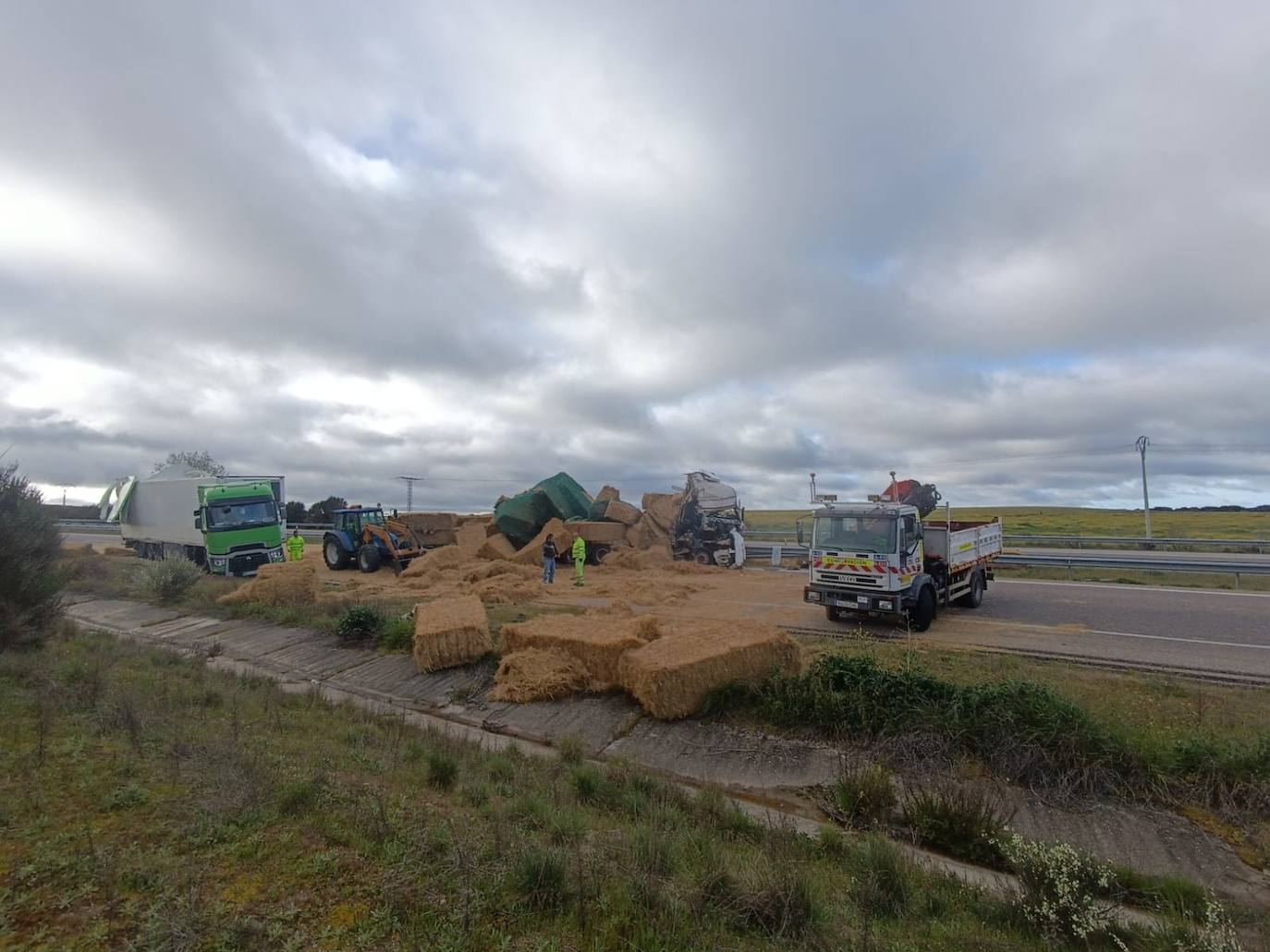 Accidente en la A-62: un herido trasladado al Hospital, la carretera cortada y un camión destrozado