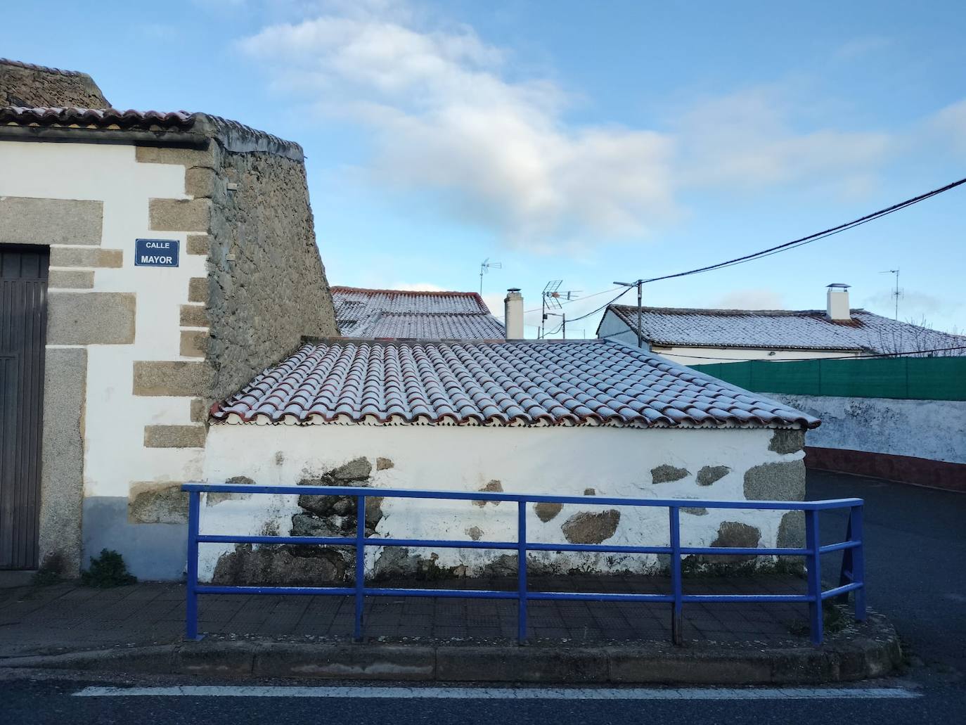 Nava de Béjar amanece bajo una capa de nieve