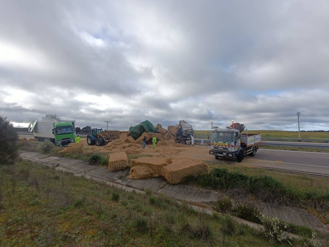 Accidente en la A-62: un herido trasladado al Hospital, la carretera cortada y un camión destrozado