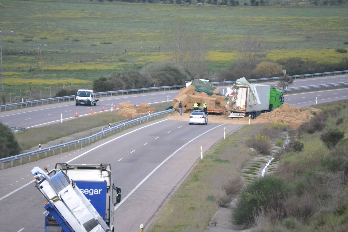 Accidente en la A-62: un herido trasladado al Hospital, la carretera cortada y un camión destrozado