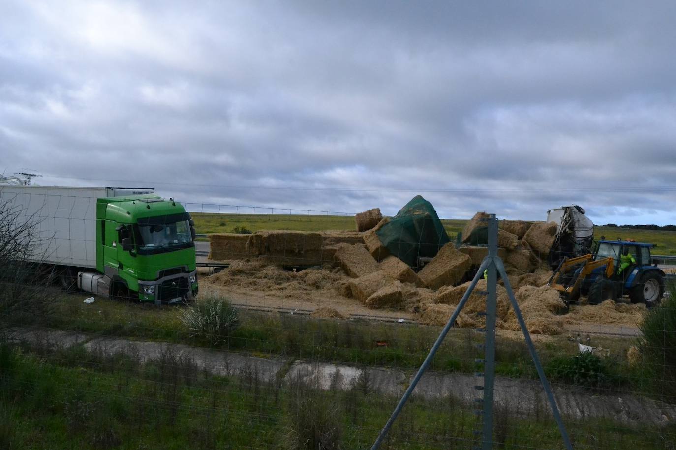 Accidente en la A-62: un herido trasladado al Hospital, la carretera cortada y un camión destrozado