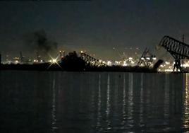 El momento en el que se derrumba el mayor puente de Baltimore