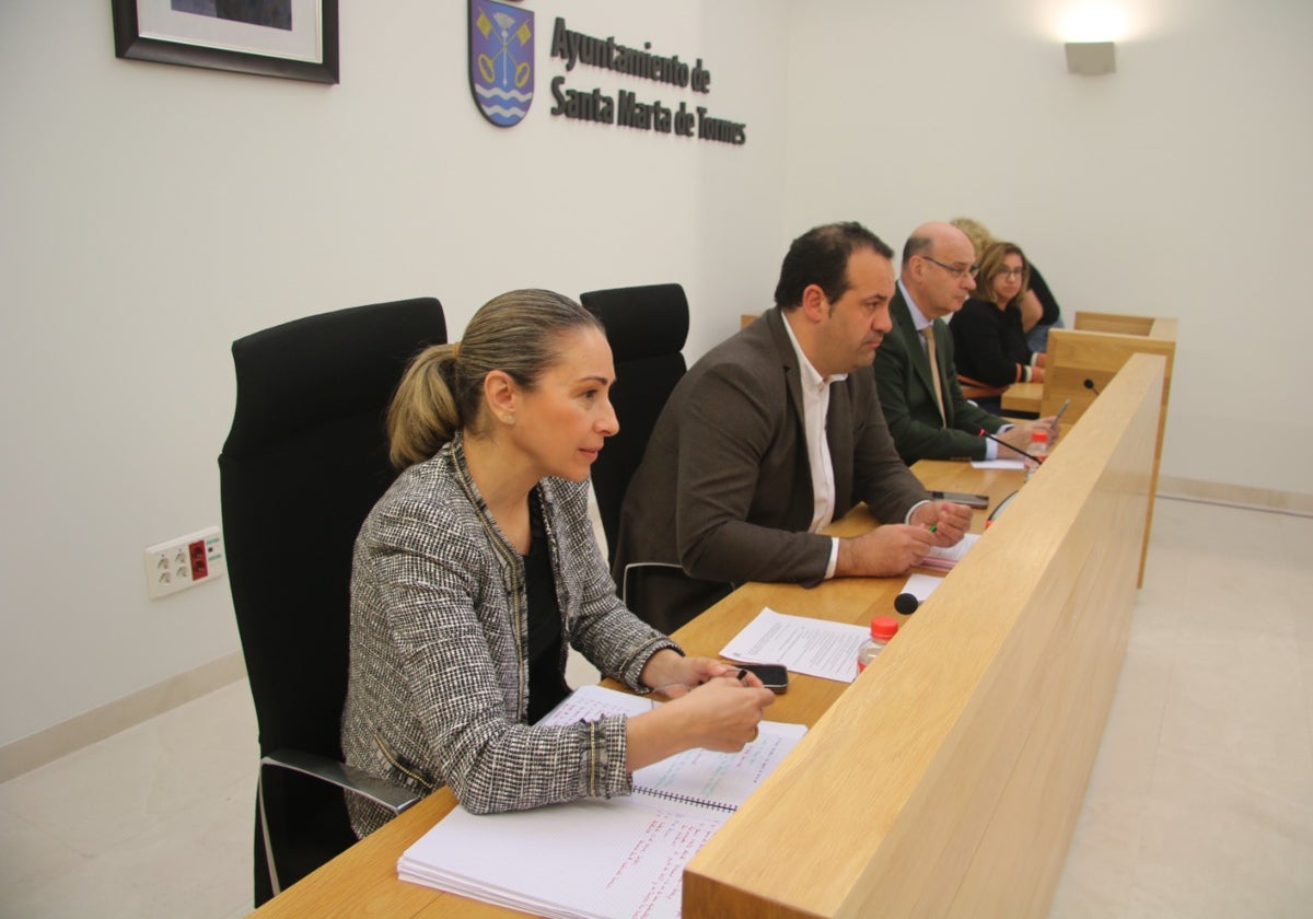 Marta Labrador, David Mingo y Jesús Hernández, en la sesión plenaria de Santa Marta de Tormes.