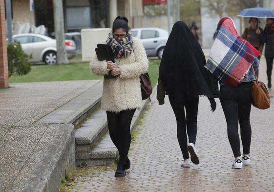 Tres mujeres abrigadas en Salamanca.