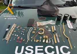 Joyas intervenidas en la operación por la Guardia Civil.