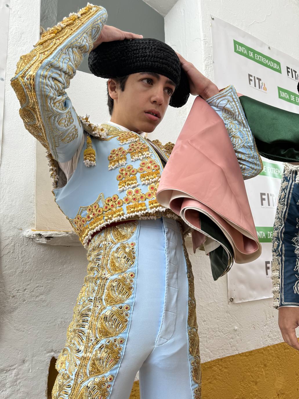 Marco Pérez, preparándose para una corrida en Extremadura.