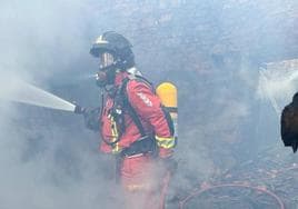 Los Bomberos tienen que extinguir el fuego de la vivienda.