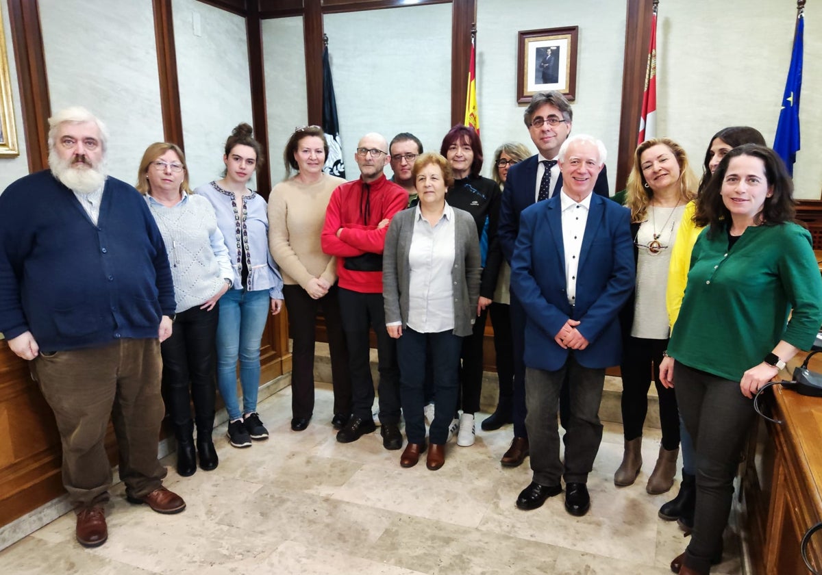 Imagen de alumnos y docentes del nuevo ciclo formativo junto con el alcalde, Luis Francisco Martín y la técnico de subvenciones.