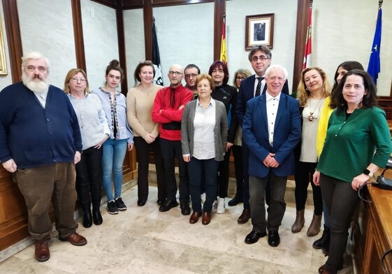Imagen de alumnos y docentes del nuevo ciclo formativo junto con el alcalde, Luis Francisco Martín y la técnico de subvenciones.
