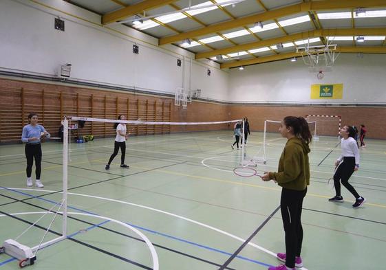 Varias niñas juegan a badminton, una de las modalidades de las Escuelas de Promoción Deportiva.