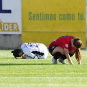 Marina, una de las jugadoras apartada del Salamanca FF para los próximos 7 partidos, de cuclillas tras un choque con una rival en el Del Bosque.