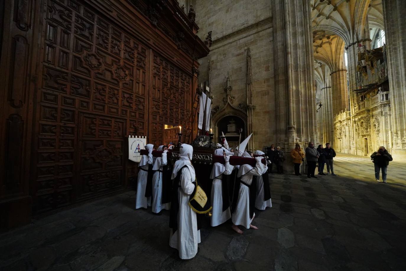 Las emotivas imágenes de un Jueves Santo empapado por la pena y sin procesiones en las calles