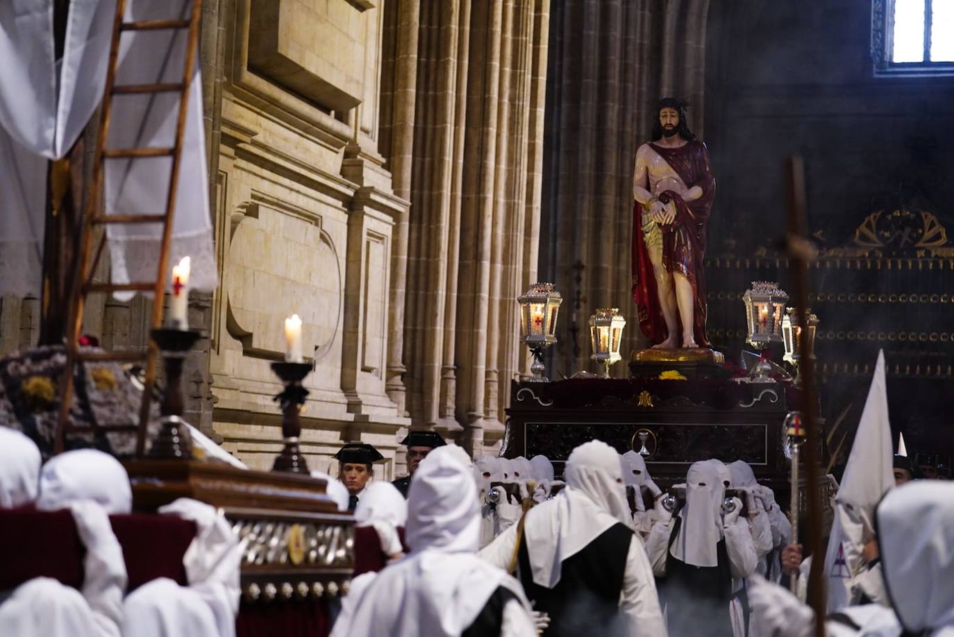 Las emotivas imágenes de un Jueves Santo empapado por la pena y sin procesiones en las calles