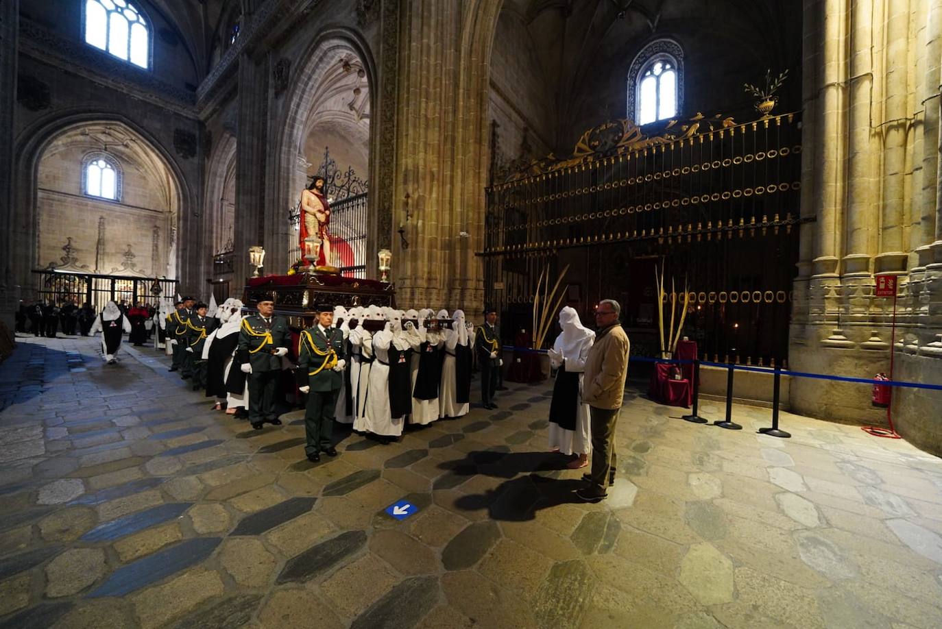 Las emotivas imágenes de un Jueves Santo empapado por la pena y sin procesiones en las calles