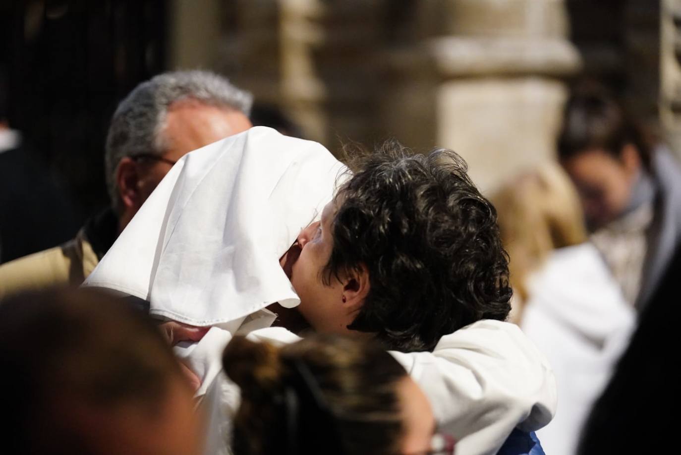 Las emotivas imágenes de un Jueves Santo empapado por la pena y sin procesiones en las calles