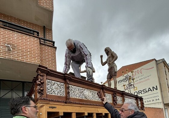 Francisco Fuentes Macías, Joaquín fuentes y Paco fuentes preparan la carroza que portará al Jesús atado a la columna.