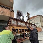 Francisco Fuentes Macías, Joaquín fuentes y Paco fuentes preparan la carroza que portará al Jesús atado a la columna.