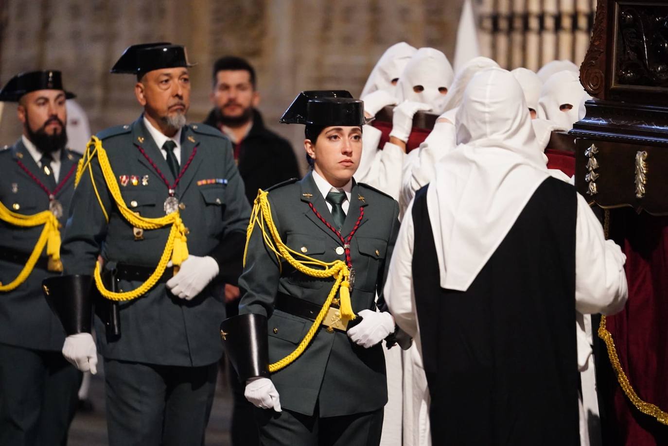 Las emotivas imágenes de un Jueves Santo empapado por la pena y sin procesiones en las calles