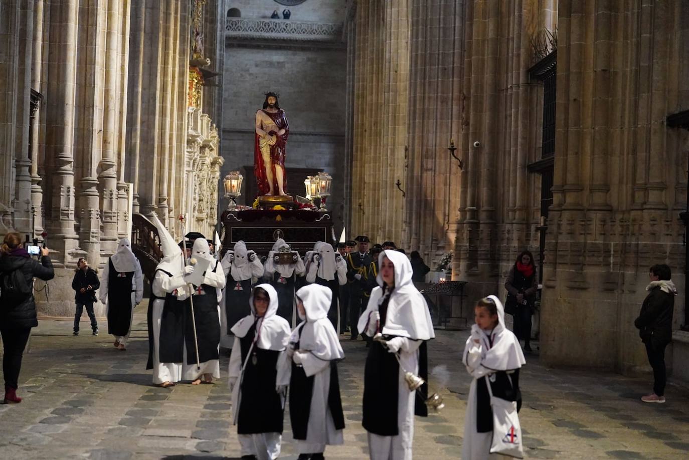 Las emotivas imágenes de un Jueves Santo empapado por la pena y sin procesiones en las calles