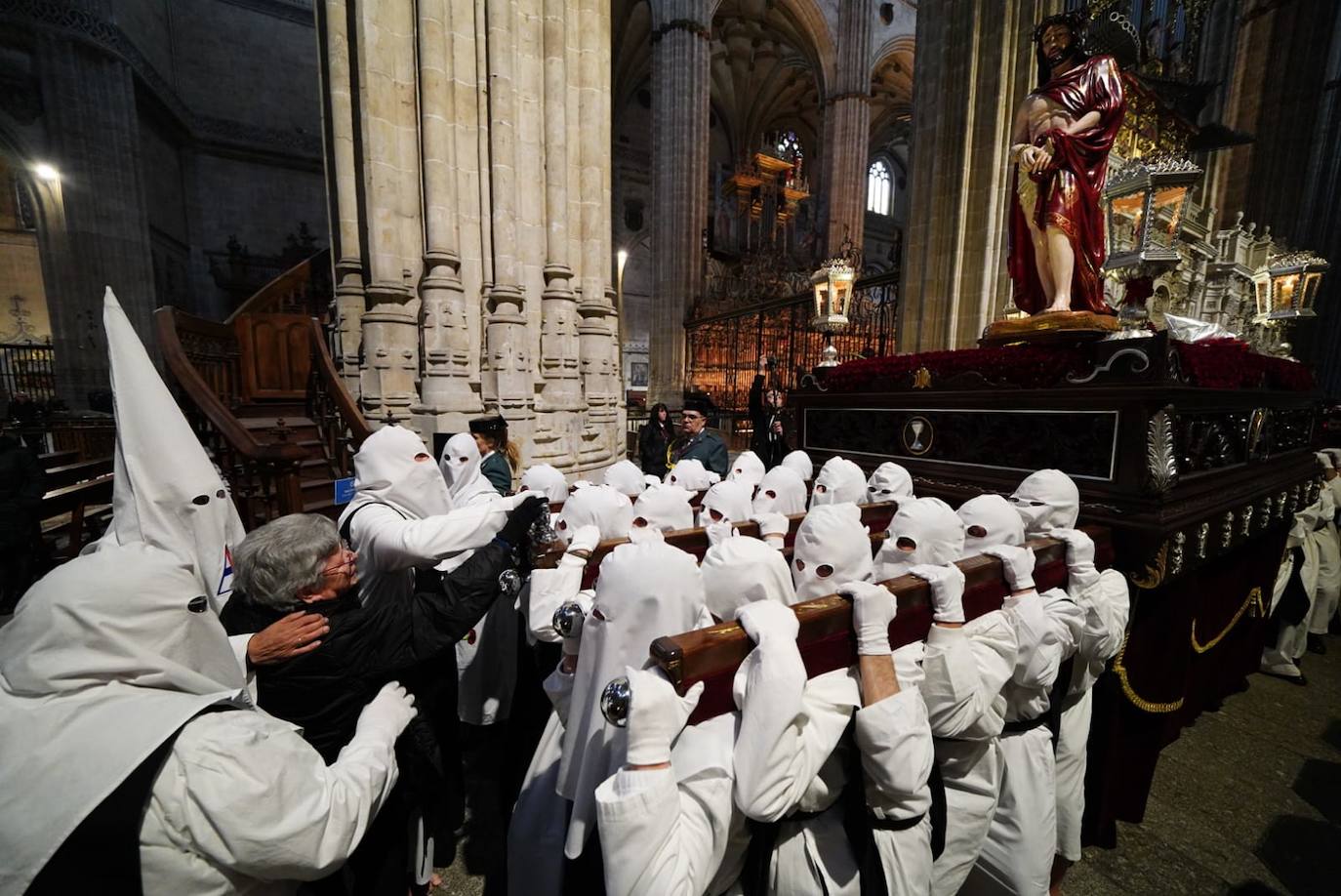 Las emotivas imágenes de un Jueves Santo empapado por la pena y sin procesiones en las calles