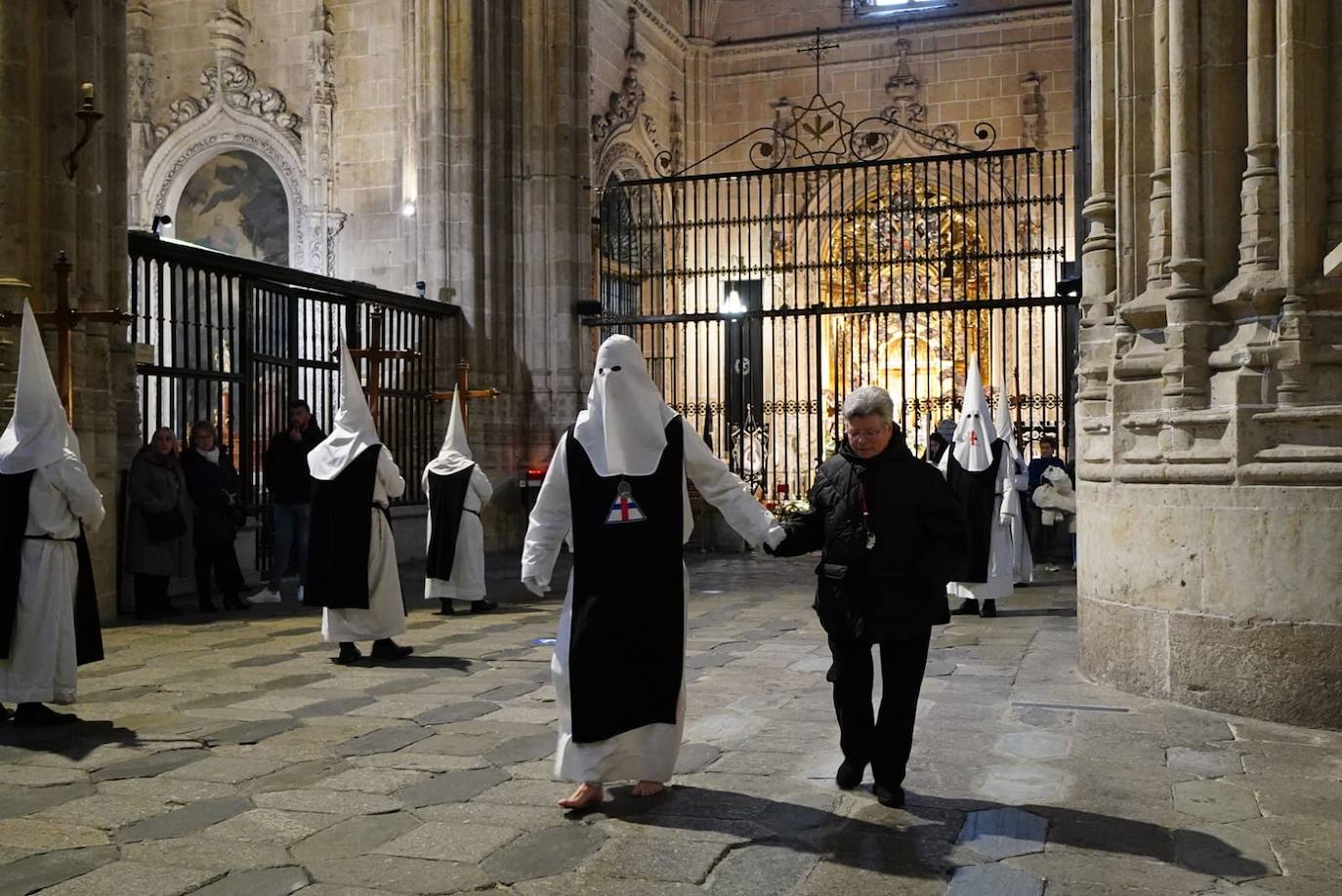 Las emotivas imágenes de un Jueves Santo empapado por la pena y sin procesiones en las calles