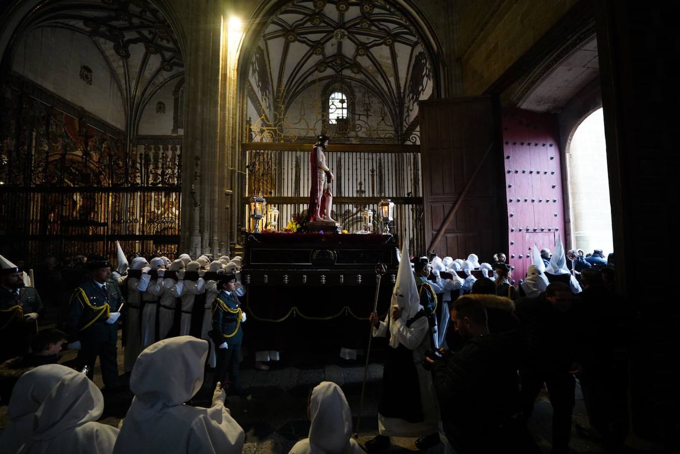 Las emotivas imágenes de un Jueves Santo empapado por la pena y sin procesiones en las calles