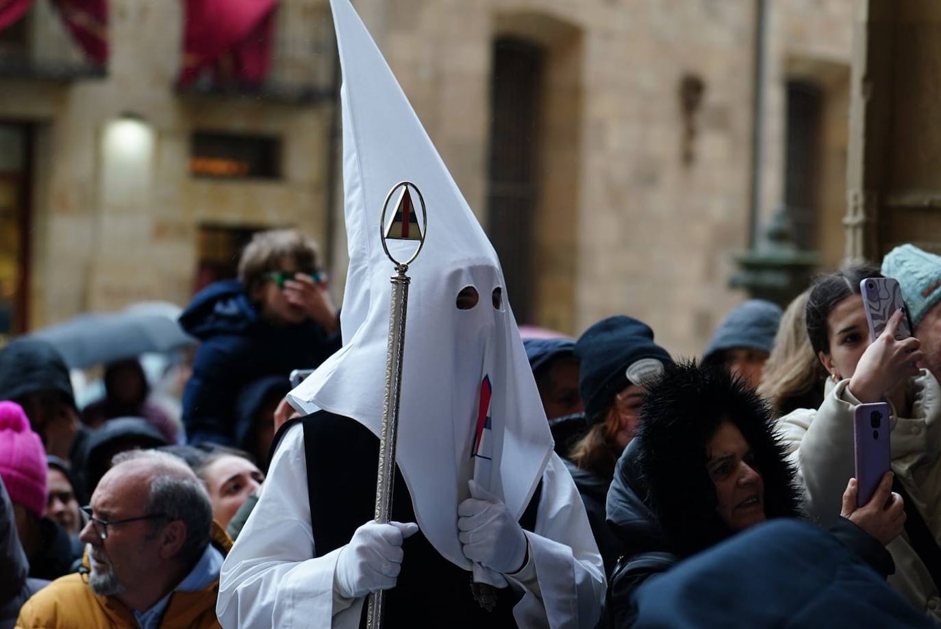 Las emotivas imágenes de un Jueves Santo empapado por la pena y sin procesiones en las calles