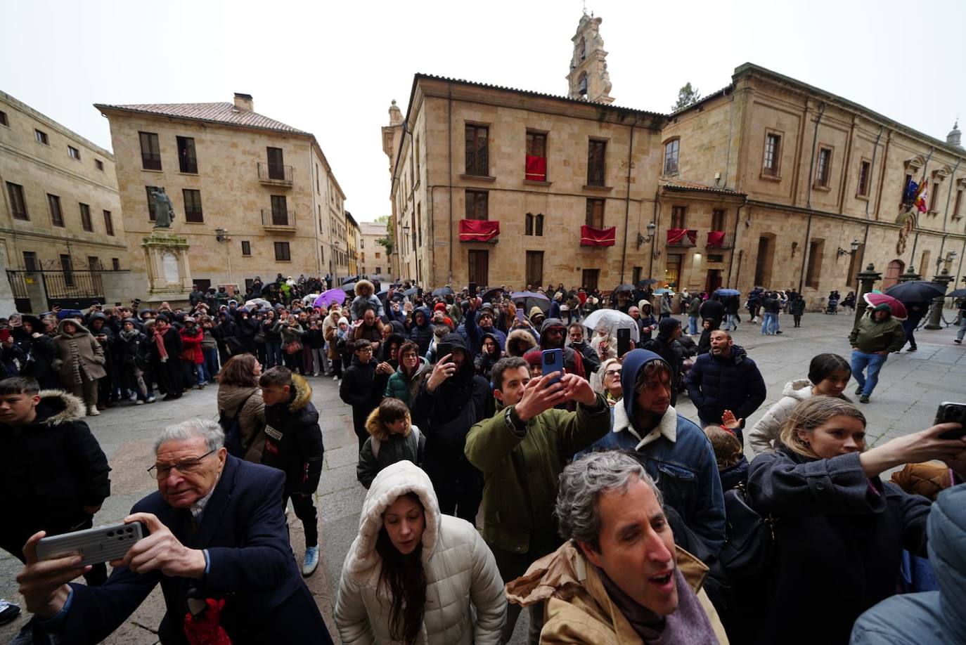 Las emotivas imágenes de un Jueves Santo empapado por la pena y sin procesiones en las calles