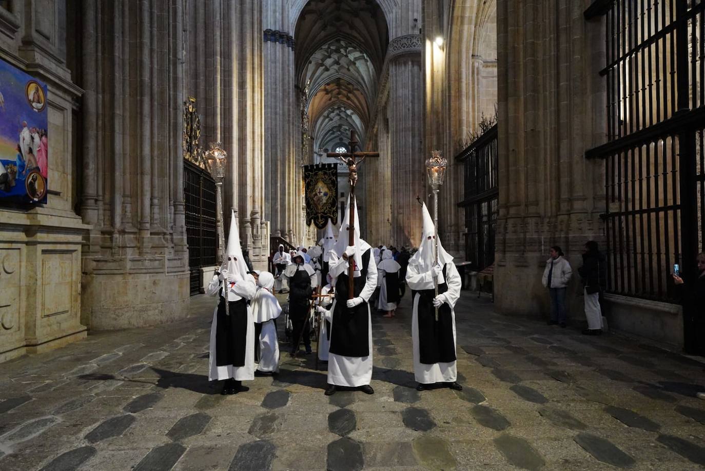 Las emotivas imágenes de un Jueves Santo empapado por la pena y sin procesiones en las calles