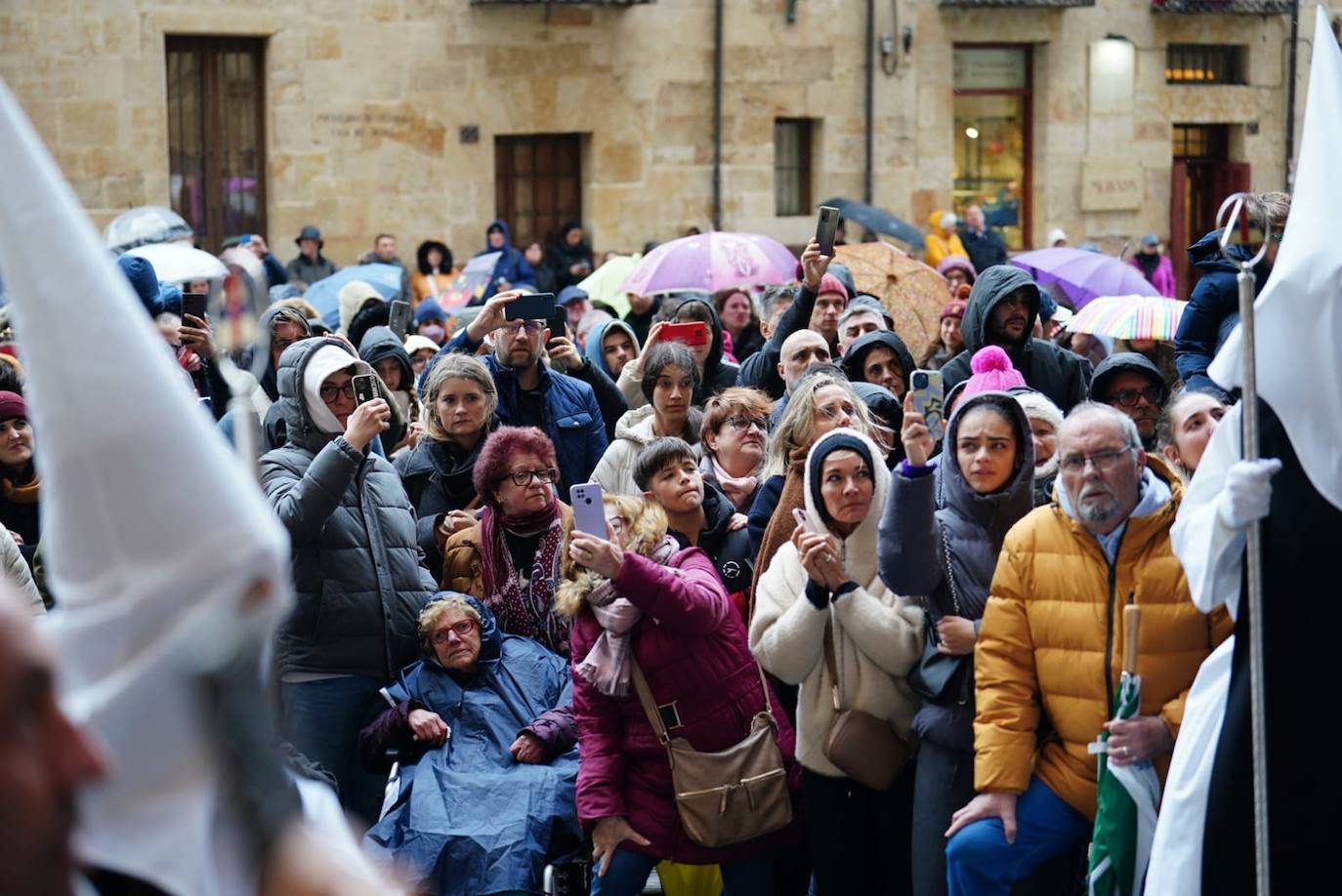 Las emotivas imágenes de un Jueves Santo empapado por la pena y sin procesiones en las calles