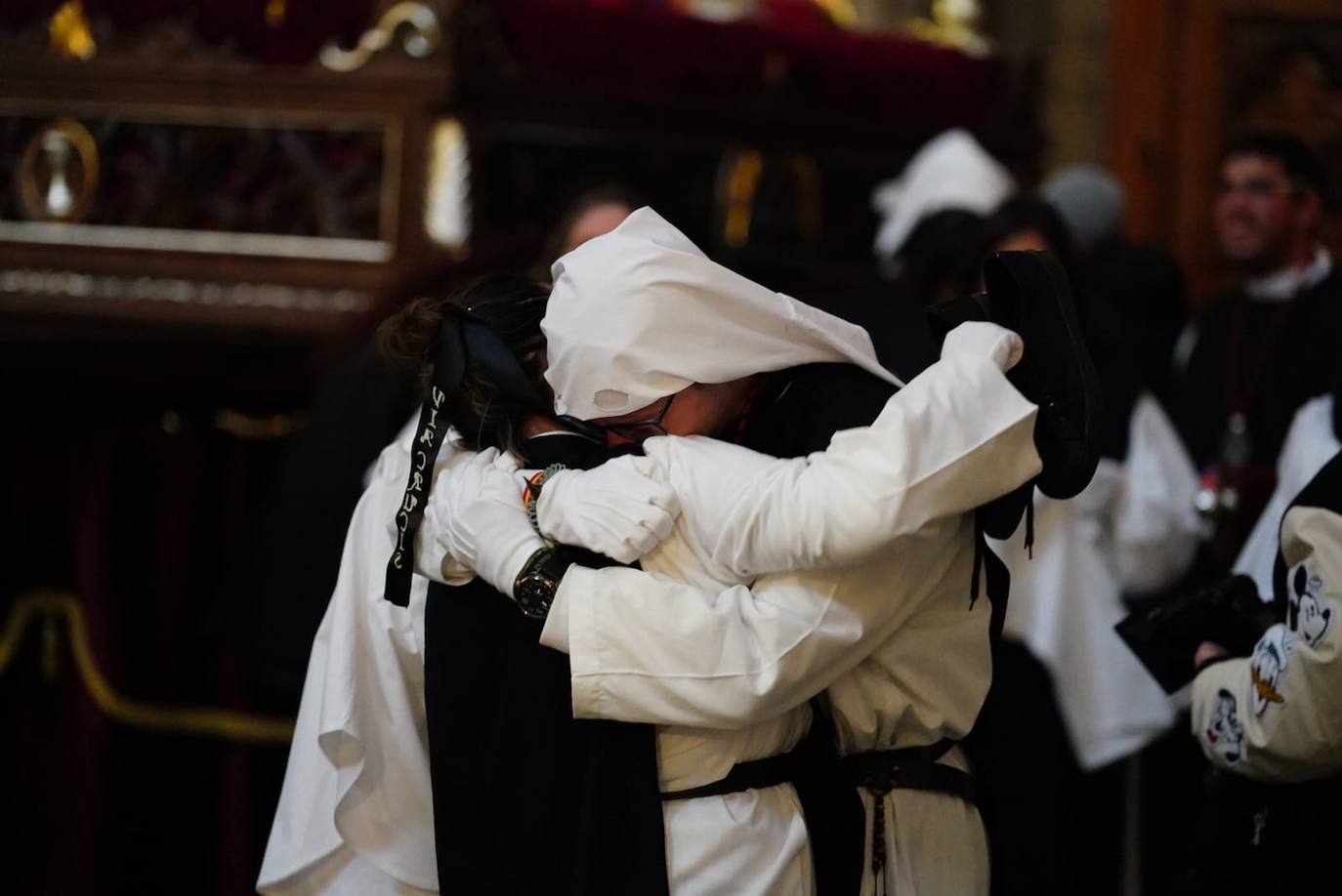 Las emotivas imágenes de un Jueves Santo empapado por la pena y sin procesiones en las calles