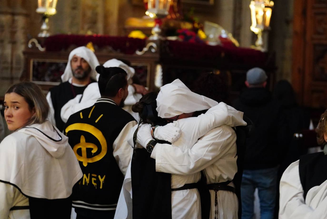 Las emotivas imágenes de un Jueves Santo empapado por la pena y sin procesiones en las calles