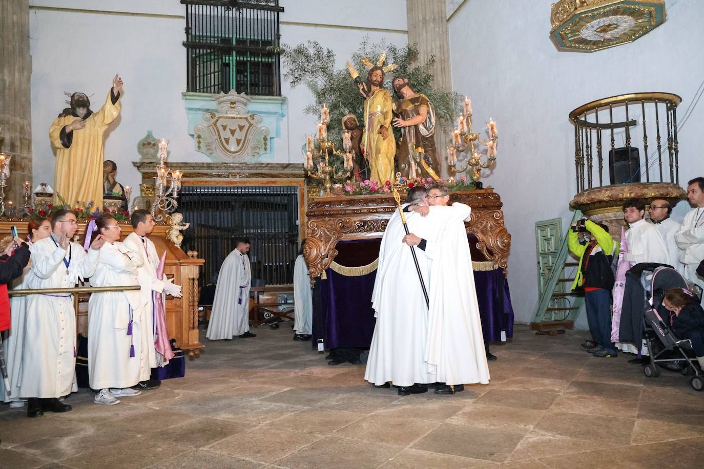 Las emotivas imágenes de un Jueves Santo empapado por la pena y sin procesiones en las calles