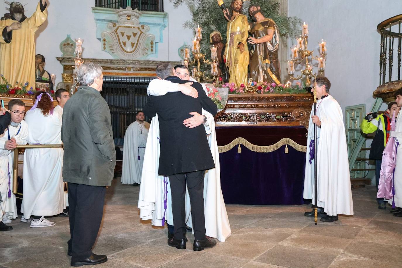 Las emotivas imágenes de un Jueves Santo empapado por la pena y sin procesiones en las calles