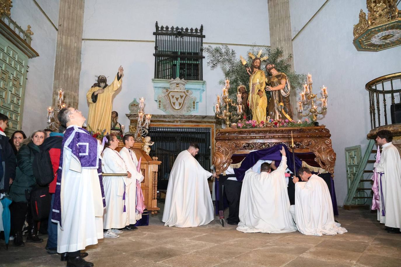 Las emotivas imágenes de un Jueves Santo empapado por la pena y sin procesiones en las calles