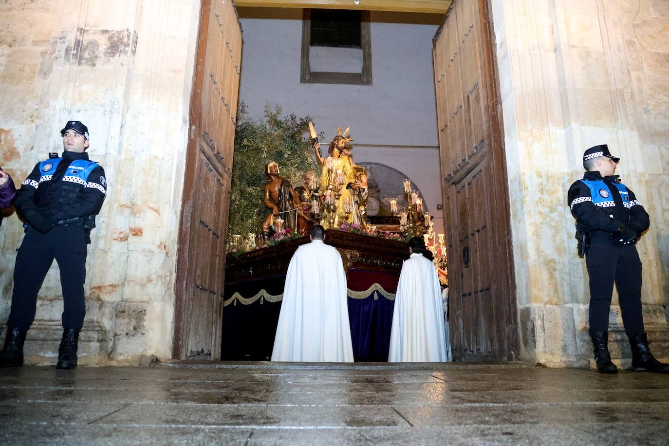 Las emotivas imágenes de un Jueves Santo empapado por la pena y sin procesiones en las calles