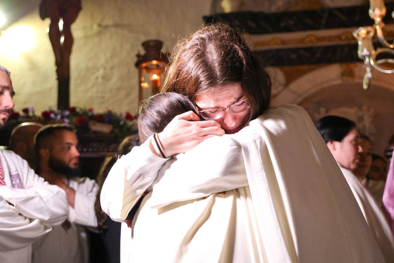 Las emotivas imágenes de un Jueves Santo empapado por la pena y sin procesiones en las calles