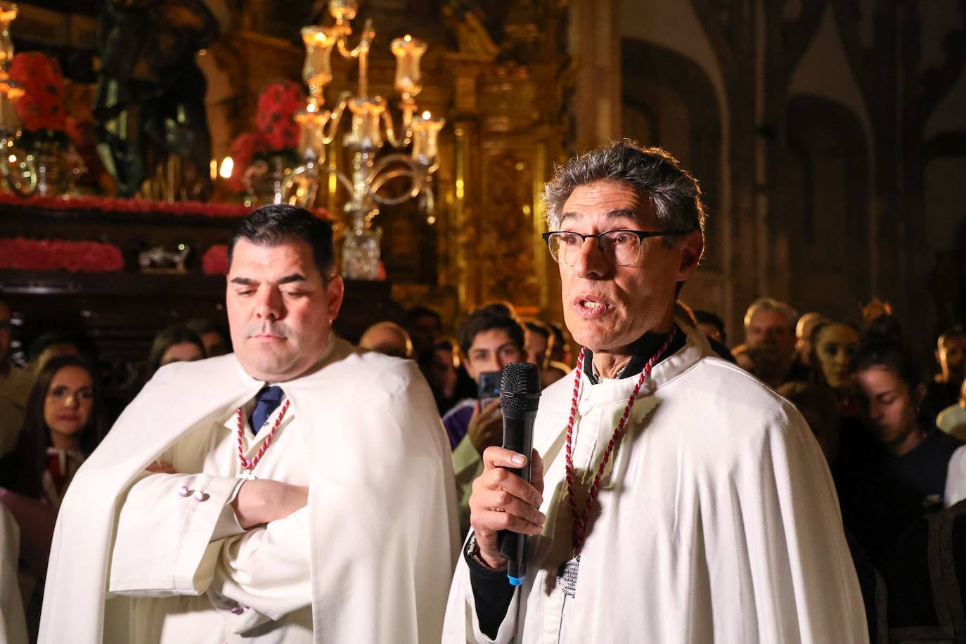 Las emotivas imágenes de un Jueves Santo empapado por la pena y sin procesiones en las calles