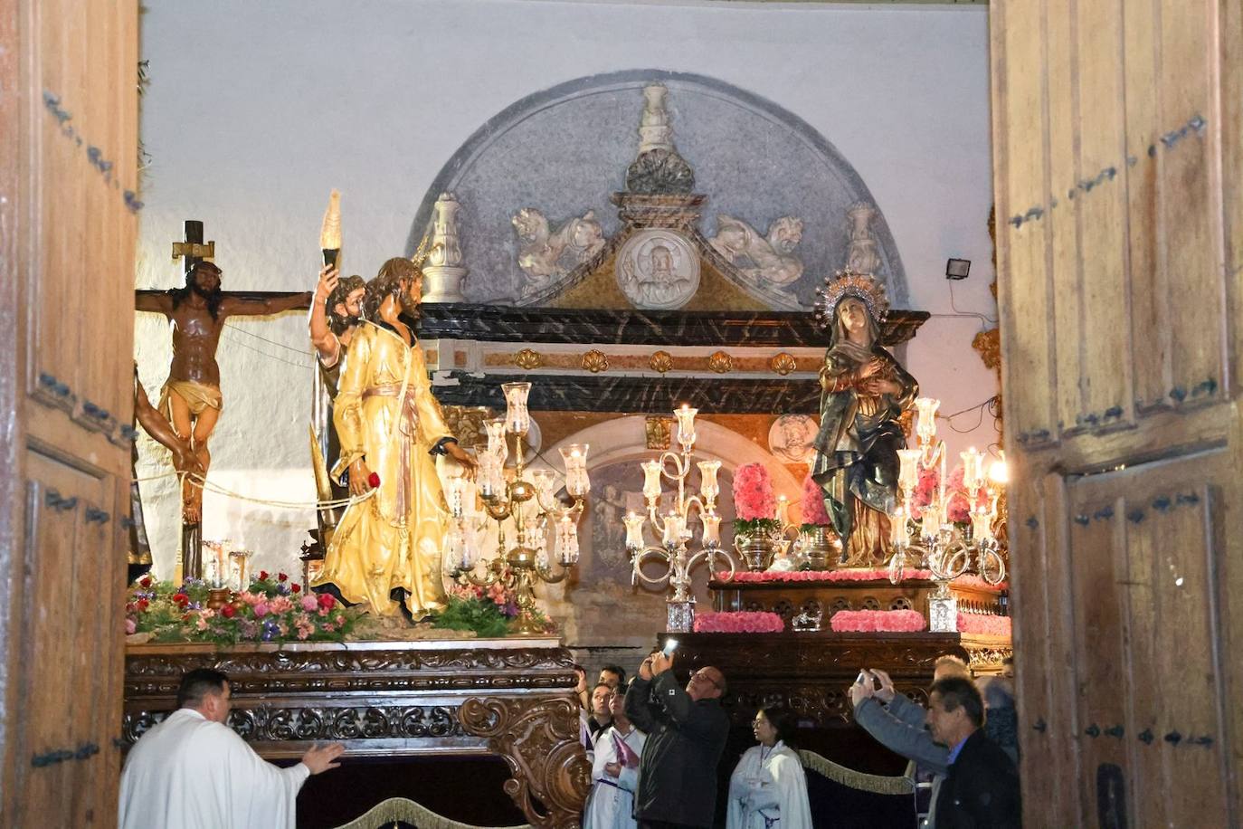 Las emotivas imágenes de un Jueves Santo empapado por la pena y sin procesiones en las calles