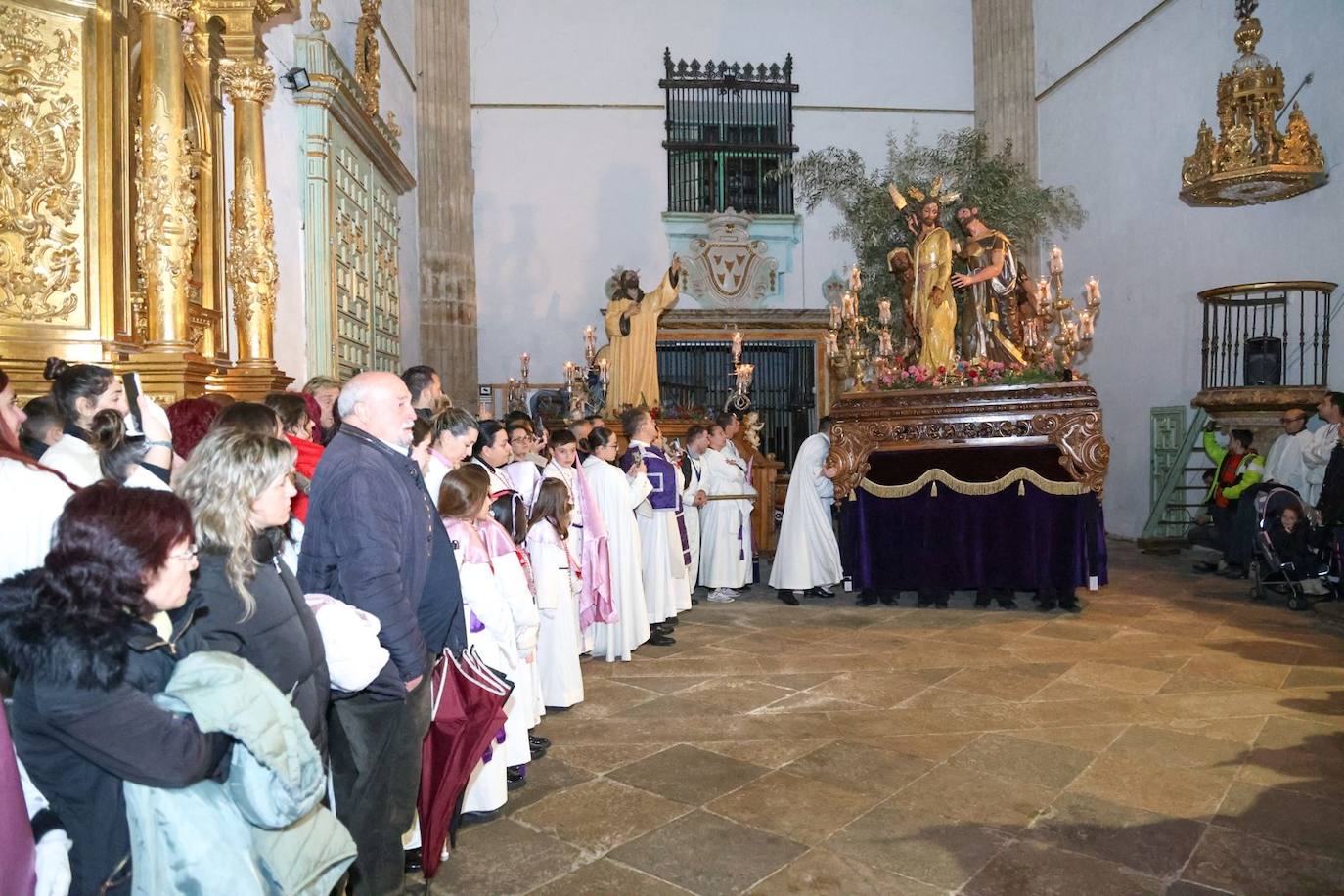 Las emotivas imágenes de un Jueves Santo empapado por la pena y sin procesiones en las calles