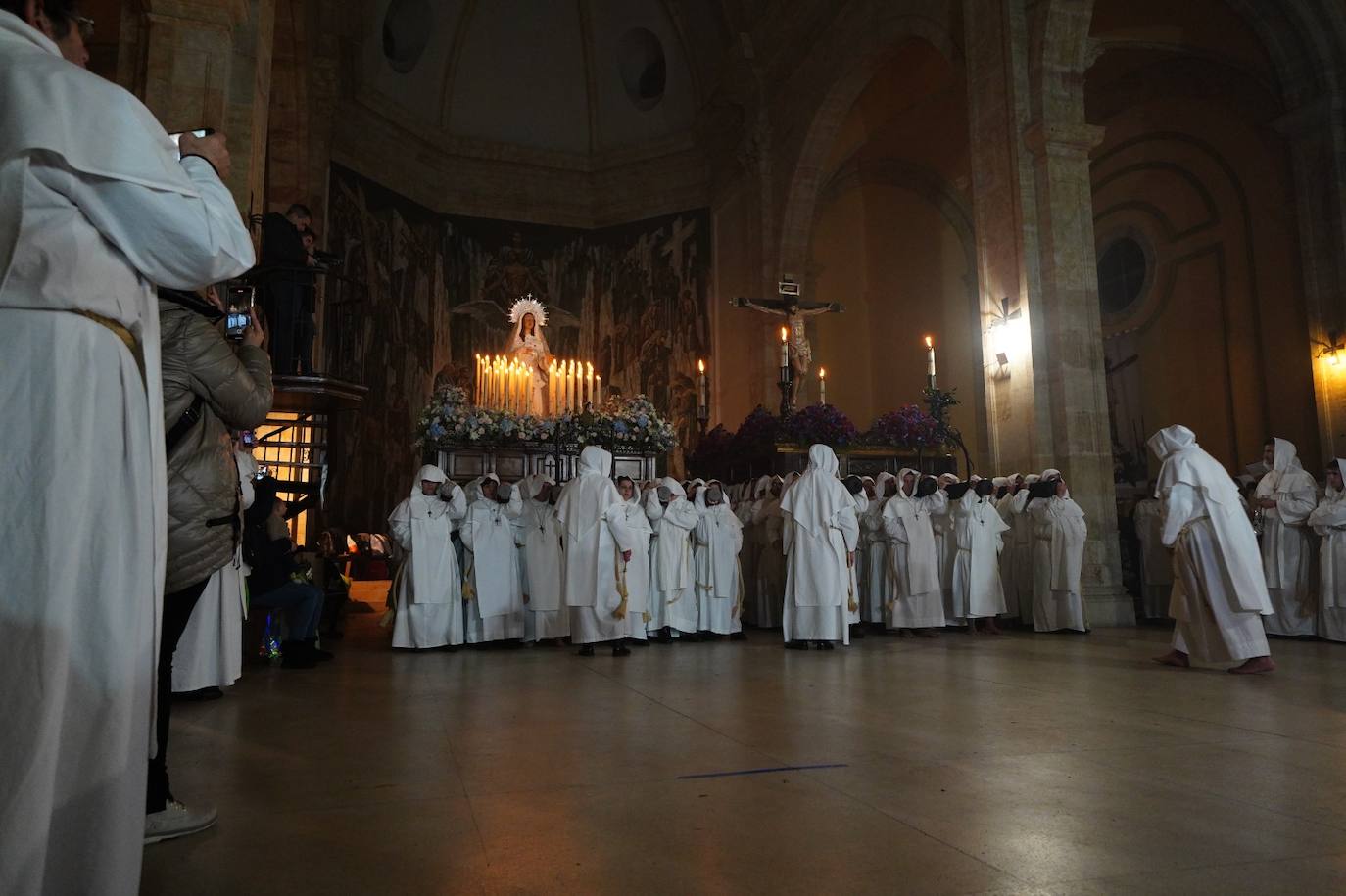 Las emotivas imágenes de un Jueves Santo empapado por la pena y sin procesiones en las calles