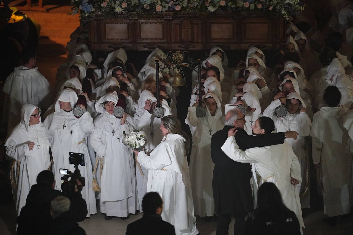 Las emotivas imágenes de un Jueves Santo empapado por la pena y sin procesiones en las calles