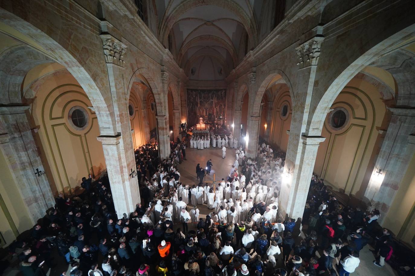 Las emotivas imágenes de un Jueves Santo empapado por la pena y sin procesiones en las calles