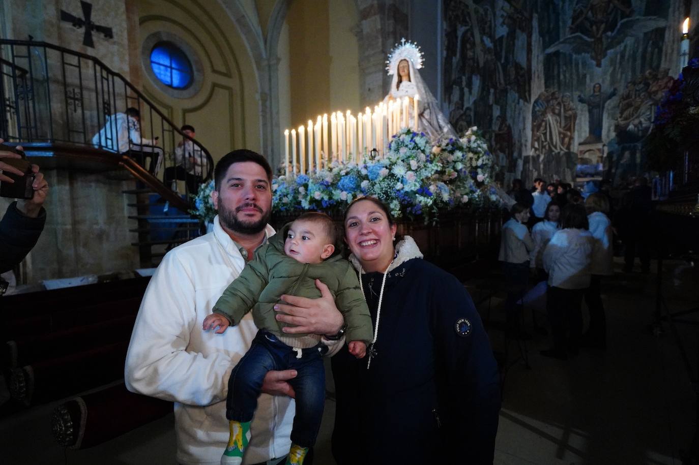 Las emotivas imágenes de un Jueves Santo empapado por la pena y sin procesiones en las calles