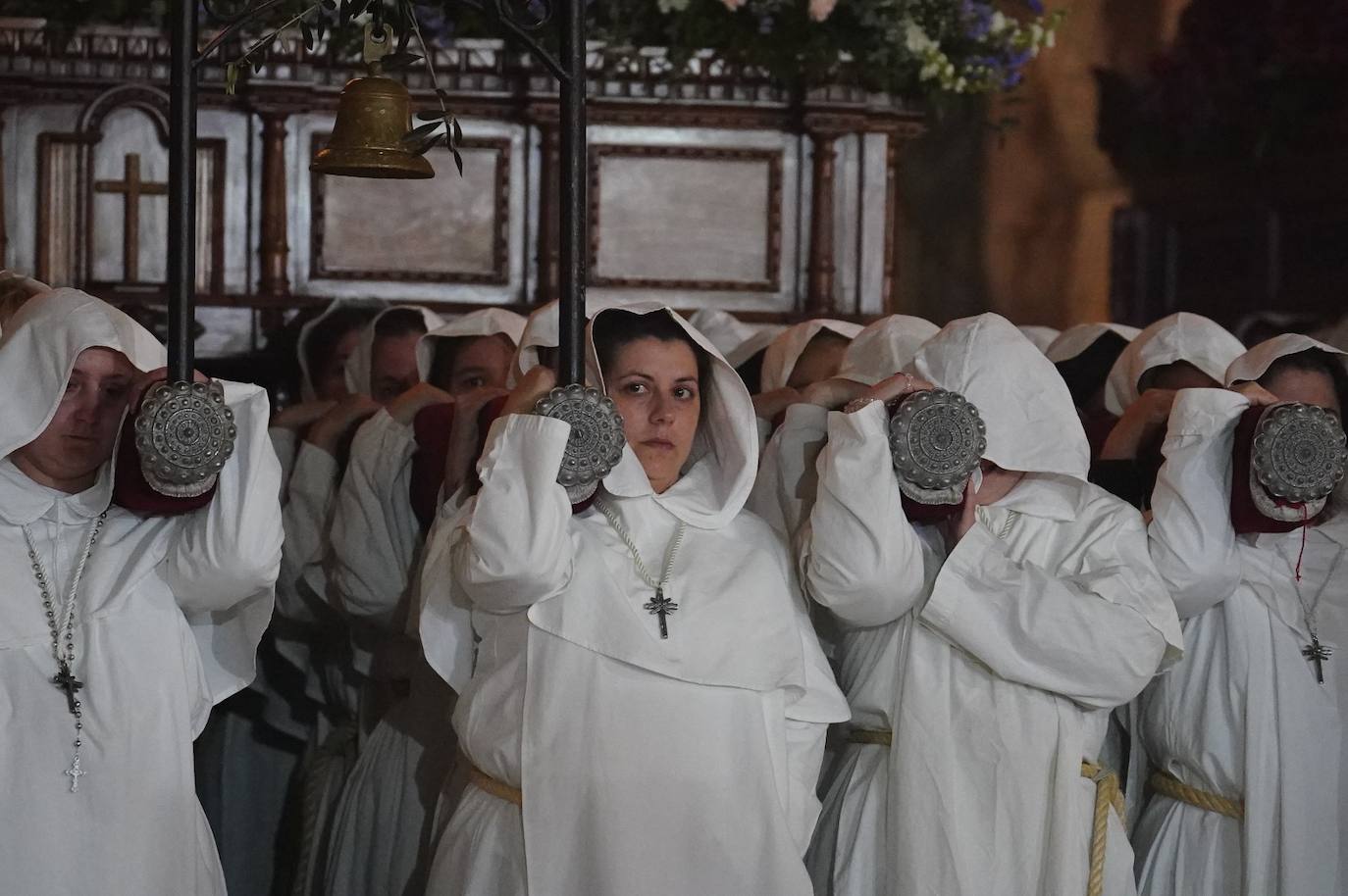 Las emotivas imágenes de un Jueves Santo empapado por la pena y sin procesiones en las calles